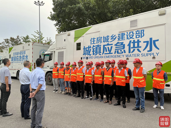 3377体育入口紧急救援供水车保障泸定群众用水安全
